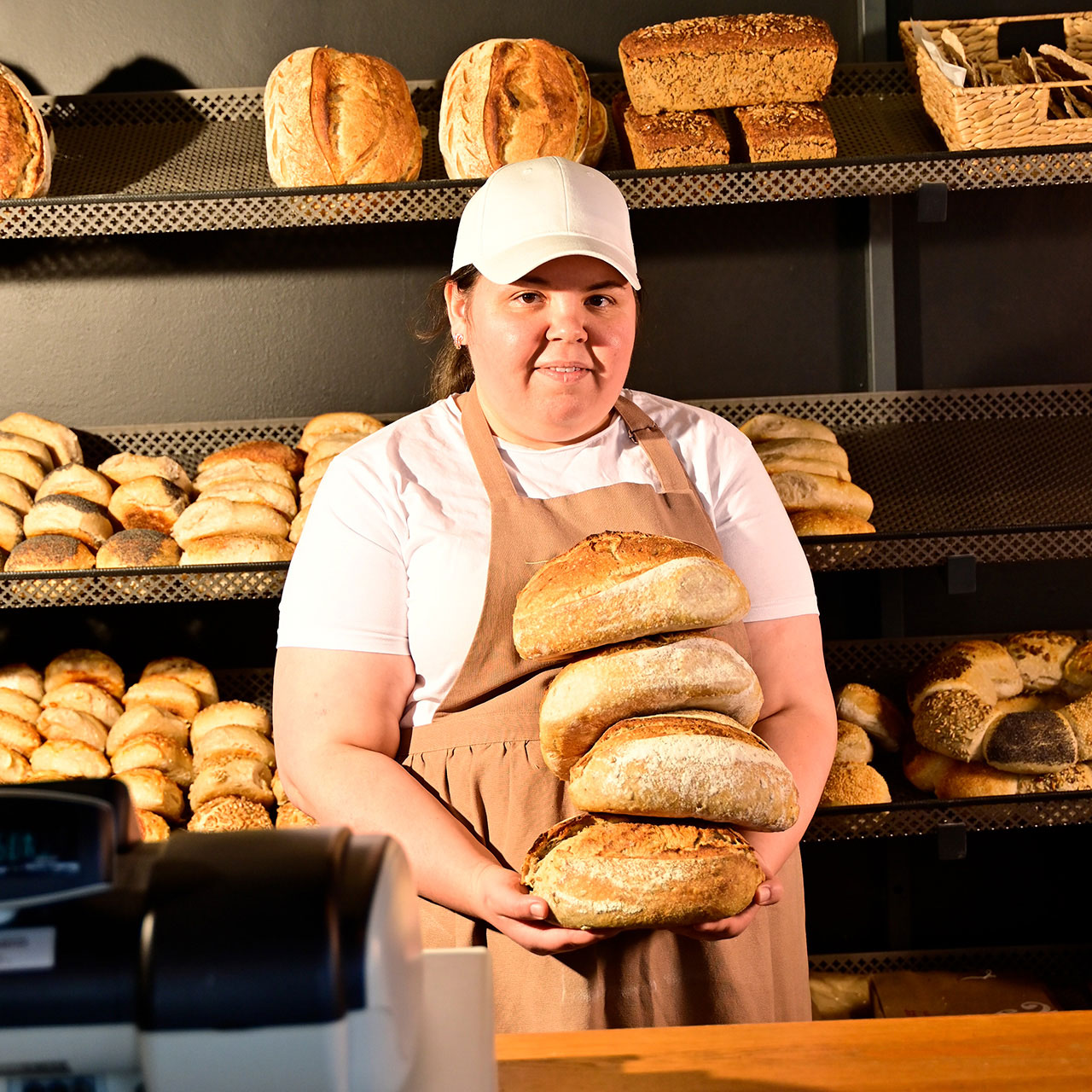 Bagaren Viorica håller 4 levainbröd.